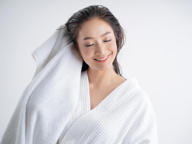 Asian women are using a dry towel to dry their hair.after showering