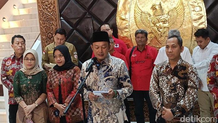 Ketua KPU Jateng Handi Tri Ujiono melakukan konferensi pers usai resmi menetapkan pasangan Andika-Hendi dan Luthfi-Yasin sebagai peserta Pilgub Jateng 2024 di Kantor KPU Jateng, Jalan Veteran, Semarang, Minggu (22/9/2024).