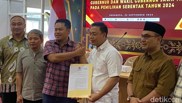 Ketua Tim Pemenangan Khofifah-Emil saat menerima surat penetapan paslon dari KPU.