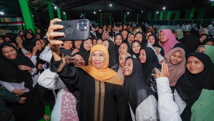 Khofifah Indar Parawansa saat menghadiri Maulidurrosul di Ponpes Sabilul Muttaqien Mojokerto.
