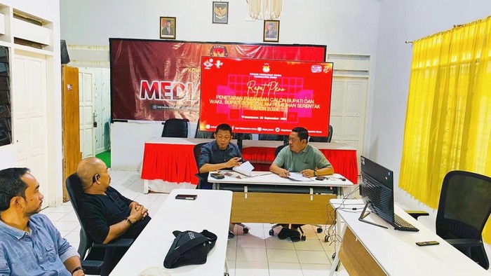 Komisioner KPU Bone saat melakukan rapat pleno penetapan paslon.