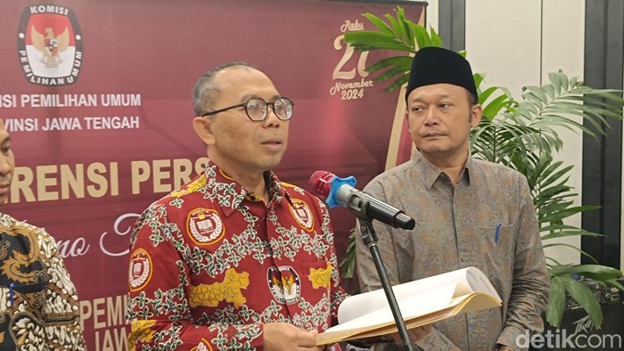 Komisioner KPU Jateng Paulus Widiyantoro saat memberikan keterangan pers usai rapat pleno terbuka penetapan DPT Pilgub Jateng, di Hotel Patra, Semarang, Minggu (22/9/2024).