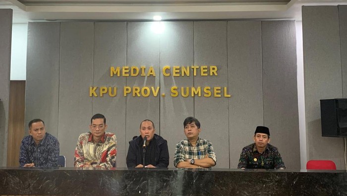 Komisioner KPU Sumsel saat konferensi pers penetapan 3 Paslon Pilkada Sumsel.