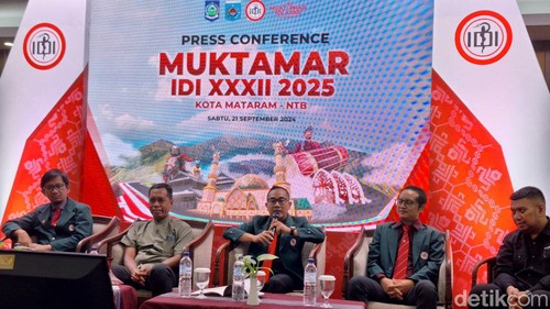 Konferensi pers terkait pelaksanaan Muktamar IDI XXXII di Hotel Lombok Raya, Mataram, NTB, Sabtu (21/9/2024). (Foto: Nathea Citra/detikBali)