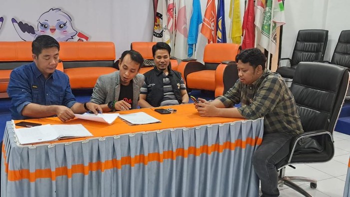 KPU Soppeng melakukan rapat pleno tertutup penetapan paslon di Pilkada Soppeng.