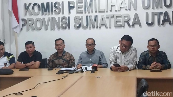 KPU Sumut saat memberikan keterangan soal penetapan Paslon Gubernur dan Wakil Gubernur Sumut (Finta Rahyuni/detikSumut)