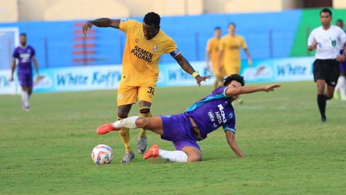 Laga Semen Padang Vs Persita Tangerang