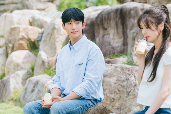 Adegan dari Love Next Door episode 12.