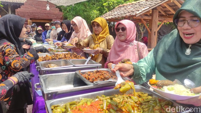 Makan siang sak waregmu di Mbah Jebres Sidoarjo.