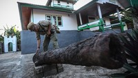 Di depan masjid tersebut terdapat sebuah meriam tua.