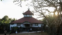 Warga bermain di depan Masjid Mubarak Liya, Benteng Keraton Liya, Pulau Wangi-Wangi, Kabupaten Wakatobi, Sulawesi Tenggara, Minggu (22/9/2024).