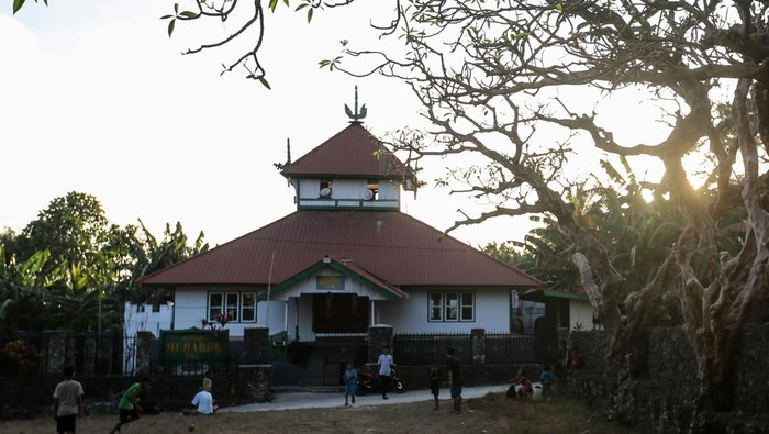 Warga bermain di depan Masjid Mubarak Liya, Benteng Keraton Liya, Pulau Wangi-Wangi, Kabupaten Wakatobi, Sulawesi Tenggara, Minggu (22/9/2024). Masjid tersebut merupakan masjid tertua kedua yang sudah dibangun sejak tahun 1546 milik Kesultanan Buton di kawasan  Benteng Keraton Liya. ANTARA FOTO/Asprilla Dwi Adha/Spt.