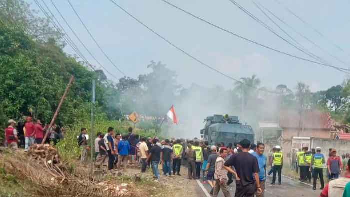 Massa membakar ban di Jalinteng Empat Lawang.