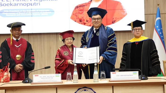 Megawati Soekarnoputri menerima gelar Profesor Kehormatan dari Universitas Silk Road Internasional Uzbekistan.