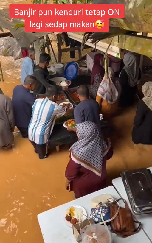 Meski Banjir Tinggi, Tamu Tetap Santai Makan di Pesta Kawinan