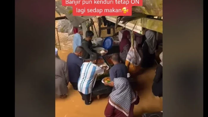 Meski Banjir Tinggi, Tamu Tetap Santai Makan di Pesta Kawinan