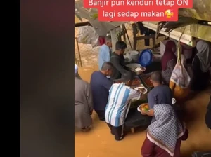Meski Banjir Tinggi, Tamu Tetap Santai Makan di Pesta Kawinan
