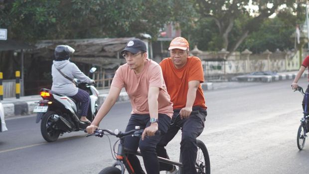 Momen saat TGB Zainul Majdi bersepeda bareng Zulkieflimansyah di Mataram, Minggu (22/9/2024). (Foto: Dok. Relawan Zulkieflimansyah)