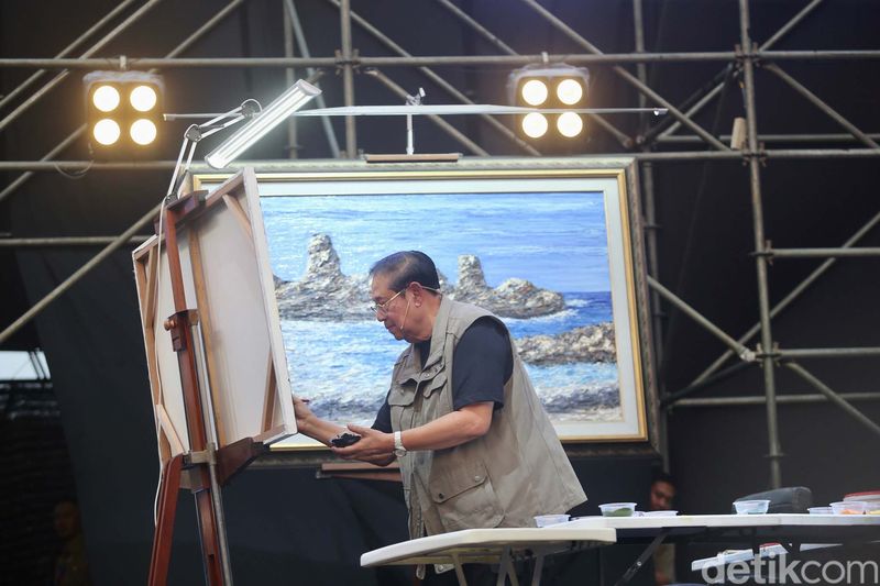 Presiden RI ke-6 Susilo Bambang Yudhoyono atau SBY kembali muncul di arena konser Pestapora. SBY kini melakukan pertunjukan seni lukis di Pestapora.