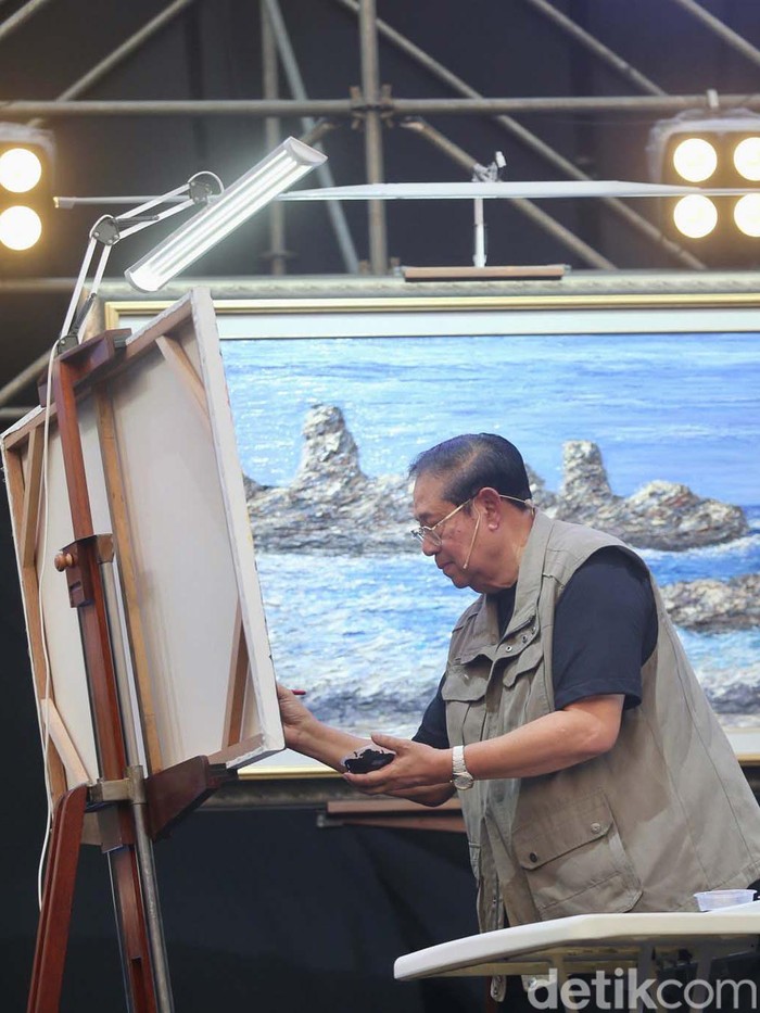 Momen SBY Melukis di Panggung Pestapora 2024 Presiden RI ke-6 Susilo Bambang Yudhoyono atau SBY kembali muncul di arena konser Pestapora. SBY kini melakukan pertunjukan seni lukis di Pestapora.