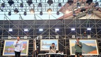 Terlihat di panggung sudah digelar beberapa karya lukis milik SBY.