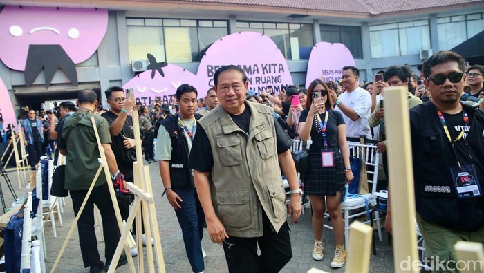 Momen SBY Melukis di Panggung Pestapora 2024 Presiden RI ke-6 Susilo Bambang Yudhoyono atau SBY kembali muncul di arena konser Pestapora. SBY kini melakukan pertunjukan seni lukis di Pestapora.