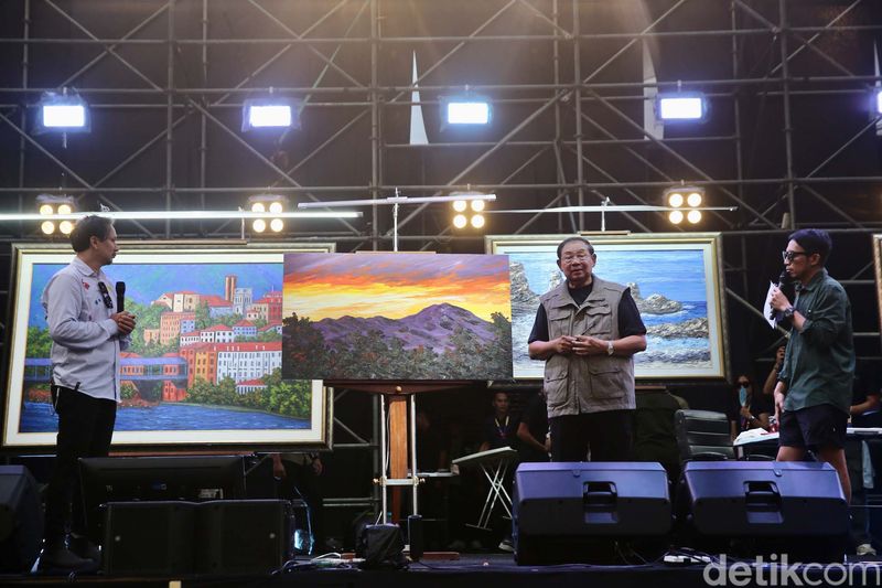 Presiden RI ke-6 Susilo Bambang Yudhoyono atau SBY kembali muncul di arena konser Pestapora. SBY kini melakukan pertunjukan seni lukis di Pestapora.