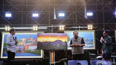 Momen SBY Melukis di Panggung Pestapora 2024