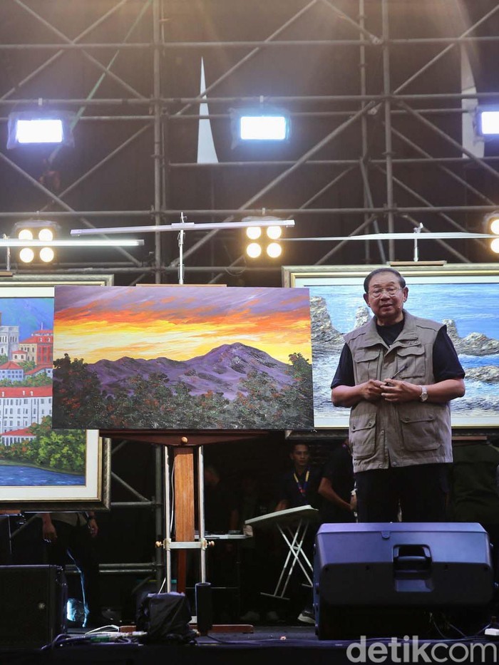 Momen SBY Melukis di Panggung Pestapora 2024 Presiden RI ke-6 Susilo Bambang Yudhoyono atau SBY kembali muncul di arena konser Pestapora. SBY kini melakukan pertunjukan seni lukis di Pestapora.