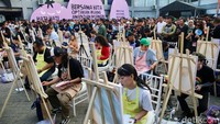 Para peserta tampak asyik melukis.