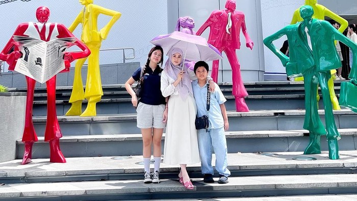 Mulan Jameela bersama dua anaknya dari pernikahan dengan Ahmad Dhani.