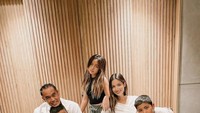 Dalam rangka ulang tahun pernikahannya yang ke-13 tahun, Nia Ramadhani bersama Ardi Bakrie mengajak anak-anak makan malam di restoran. Foto: Instagram @niaramadhani