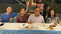 Seperti yang terlihat pada momen ini, Ini adalah momen makan malam Nia Ramadhani bersama keluarga sang suami di Pandawa, Bali. Terlihat sosok Aburizal Bakrie turut hadir. Foto: Instagram @niaramadhani