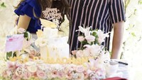 Hubungannya dengan Ardi Bakrie pun selalu harmonis. Begini momen ulang tahun Nia Ramadhani yang diberi kue ulang tahun cantik oleh sang suami. Foto: Instagram @niaramadhani