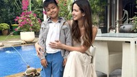 Nia Ramadhani mengatakan bahwa akun games tersebut dibeli untuk anaknya. Momennya tersebut pun sukses membuat netizen geli tak percaya. Foto: Instagram @niaramadhani