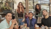 Ibu tiga anak ini selalu dekat dengan keluarga sang suami. Ada momen di mana Nia Ramadhani dan keluarga suami menikmati pizza di Los Angeles. Foto: Instagram @niaramadhani