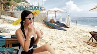 Ada juga momen liburan Nia Ramadhani saat di Bali. Ia menikmati minuman favoritnya ketika mampir ke Sunday’s Beach Club. Foto: Instagram @niaramadhani