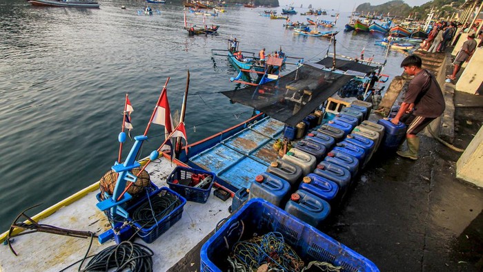 Nelayan bersiap melaut di perairan Sendangbiru, Sumbermanjing Wetan, Malang, Jawa Timur, Minggu (22/9/2024). Kementerian Kelautan dan Perikanan (KKP) mendapat pagu anggaran 2025 sebesar Rp6,22 triliun dengan rincian Rp2,91 triliun (47 persen) untuk belanja operasional dan Rp3,31 triliun (53 persen) untuk belanja non operasional guna membangun sektor kelautan dan perikanan berlandaskan lima arah kebijakan berbasis ekonomi biru. ANTARA FOTO/Muhammad Mada/foc.