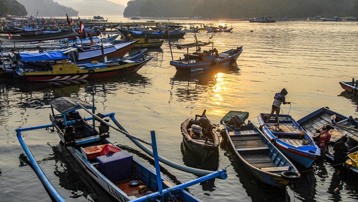 Pagu anggaran Kementerian Kelautan dan Perikanan 2025 Nelayan bersiap melaut di perairan Sendangbiru, Sumbermanjing Wetan, Malang, Jawa Timur, Minggu (22/9/2024). Kementerian Kelautan dan Perikanan (KKP) mendapat pagu anggaran 2025 sebesar Rp6,22 triliun dengan rincian Rp2,91 triliun (47 persen) untuk belanja operasional dan Rp3,31 triliun (53 persen) untuk belanja non operasional guna membangun sektor kelautan dan perikanan berlandaskan lima arah kebijakan berbasis ekonomi biru. ANTARA FOTO/Muhammad Mada/foc.
