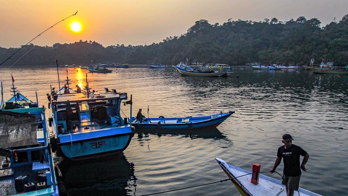 Nelayan bersiap melaut di perairan Sendangbiru, Sumbermanjing Wetan, Malang, Jawa Timur, Minggu (22/9/2024). Kementerian Kelautan dan Perikanan (KKP) mendapat pagu anggaran 2025 sebesar Rp6,22 triliun dengan rincian Rp2,91 triliun (47 persen) untuk belanja operasional dan Rp3,31 triliun (53 persen) untuk belanja non operasional guna membangun sektor kelautan dan perikanan berlandaskan lima arah kebijakan berbasis ekonomi biru. ANTARA FOTO/Muhammad Mada/foc.
