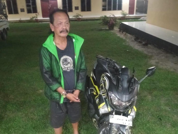 Pelaku Viktor Sirait saat diamankan.
