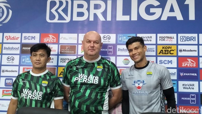 Pelatih Persib Bojan Hodak saat sesi prematch press conference di Stadion Si Jalak Harupat, Minggu (22/9/2024).