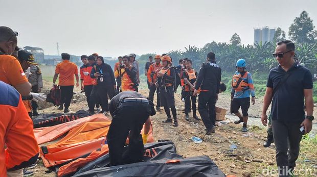 Penemuan 7 mayat di Kali Bekasi. (Dok. Istimewa)