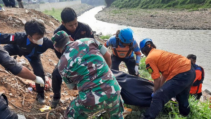 Penemuan tujuh jenazah di Kali Bekasi Sejumlah petugas BPBD Kota Bekasi dan polisi berdiri dengan latar depan kantong-kantong berisi tujuh jenazah laki laki yang ditemukan mengambang di Kali Bekasi, Pondok Gede Permai, Jatiasih, Kota Bekasi, Minggu (22/9/2024). Kepolisian masih menyelidiki penyebab kematian tujuh orang tersebut. ANTARA FOTO/Rezas Ale/app/foc.