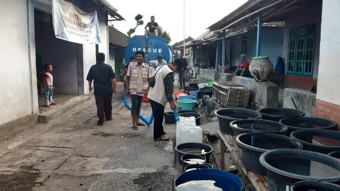 Penyaluran air bersih kepada 80 KK terdampak kekeringan di Desa Selaparang, Kecamatan Suela, Lombok Timur, NTB. (Dok. Humas Lazah NW NTB)