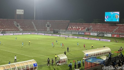 Pertandingan PSBS Biak vs Persebaya di Stadion Kapten I Wayan Dipta, Gianyar, Bali, Minggu (22/9/2024).