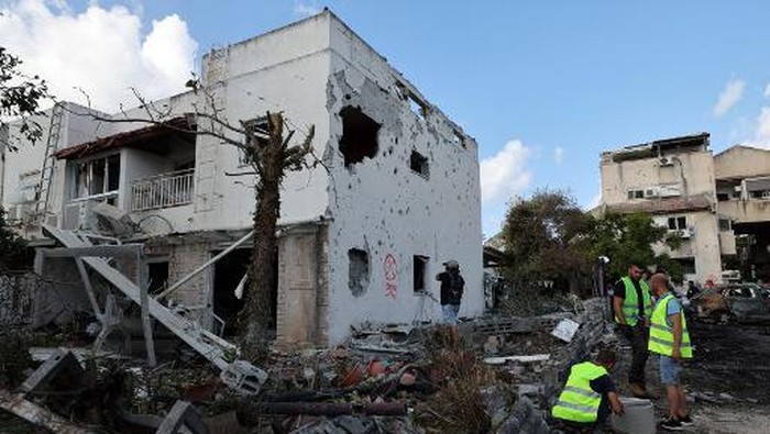 Emergency workers investigate at the scene of a strike by Lebanons Hezbollah in Kiryat Bialik in the Haifa district of Israel on September 22, 2024. Hezbollah said on September 22 that it targeted military production facilities and an air base near north Israels Haifa after the Israeli military pounded south Lebanon and said it targeted thousands of rocket launcher barrels. (Photo by Jack GUEZ / AFP)