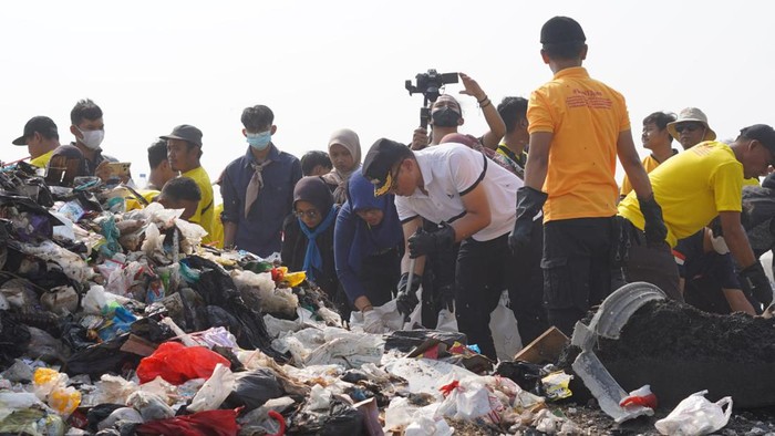 Pj Bupati Cirebon, Wahyu Mijaya saat pimpin kegiatan World Clean Up Day di Desa Pangenan