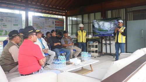 Pj Gubernur NTB Hassanudin saat mengunjungi Bendungan Meninting di Desa Bukit Tinggi, Kecamatan Gunung Sari, Kabupaten Lombok Barat, NTB, Sabtu (21/9/2024). (Foto: Dok. Pemerintah Provinsi NTB)