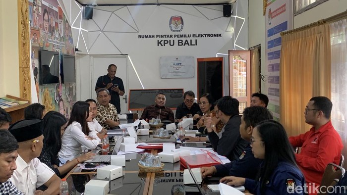 Pleno penetapan paslon cagub dan cawagub Bali oleh KPU Bali bersama tim pemenangan masing-masing paslon di kantor KPU Bali, Minggu (22/9/2024). (Foto: Rizki Setyo/detikBali)